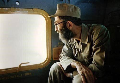 در میانه آتش و جنگ؛ رییس جمهور روحانی لباس نظامی بر تن کرد