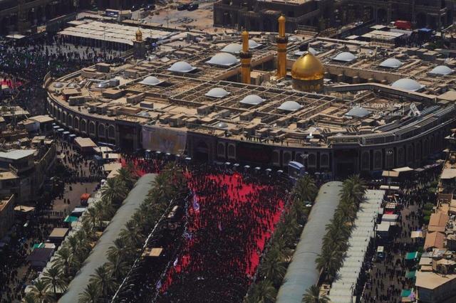 سردار قاآنی در صف نخست نماز حرم امام حسین(ع) + عکس