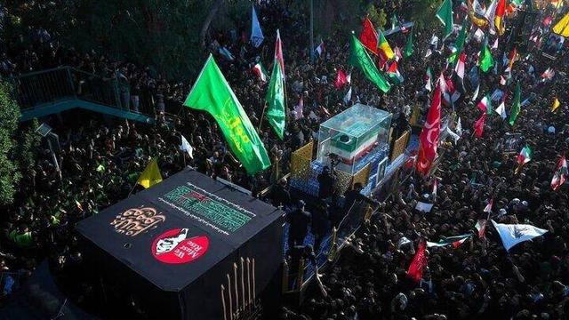 تصاویری از همراهی جنگنده‌های ارتش با هواپیمای حامل پیکر رهبر شهید انقلاب