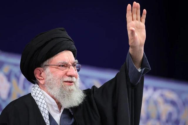 مردی که در برابر استکبار خم نشد