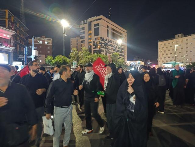 حال و هوای شبانه مسیر تشییع رهبر شهید در مشهد
