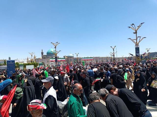 فیلم اقامه نماز جماعت ظهر وعصر با حضور شرکت کنندگان در تشییع رهبر شهید انقلاب در حرم رضوی