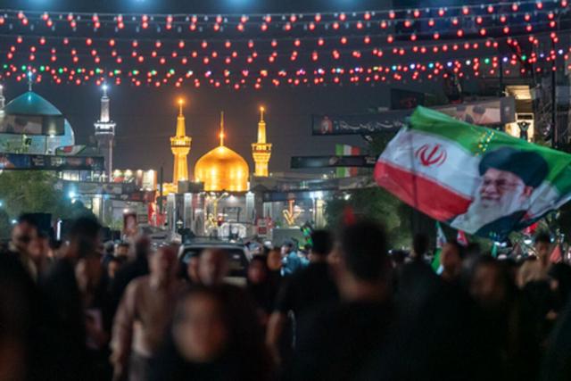 مشهد به میزبانی رهبر شهید تمام قد ایستاده است