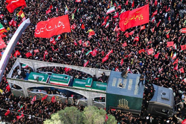 تشییع نمادین رهبر شهید در کشمیر هند + عکس