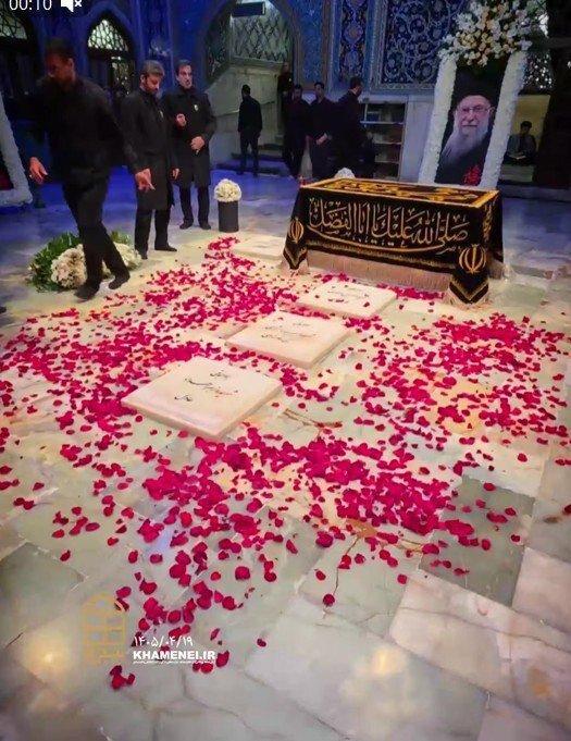 تصاویر مزار رهبر شهید و اعضائ شهید خانواده شان در حرم رضوی؛ سنگ مزارها نصب شدند