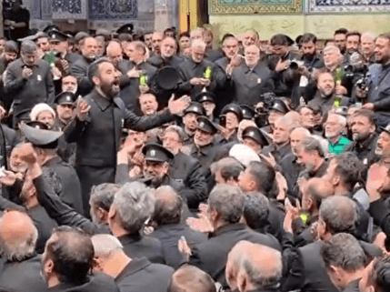 روضهخوانی در جوار مضجع شریف حضرت علی بن موسی الرضا در لحظات تدفین پیکر مطهر رهبر شهید انقلاب
