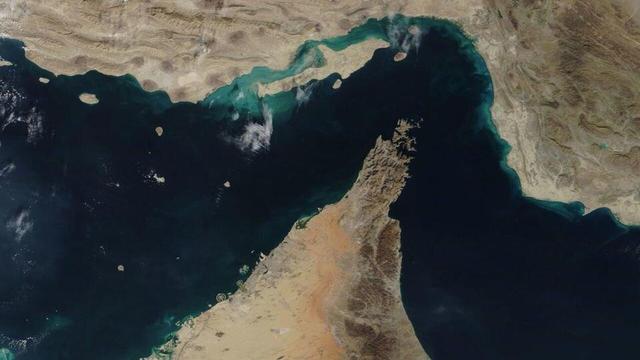 فوری/ سپاه خطاب به آمریکا: بجنگ تا بجنگیم/ دومین «شناور متخلف» در تنگه هرمز مورد اصابت قرار گرفت