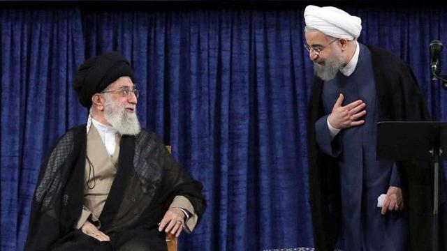 عکس | تصویری تاریخی از رهبر شهید انقلاب در زمان ریاست جمهوری در کنار حسن روحانی و محسن رضایی بر عرشه یکی از شناورهای نیروی دریایی