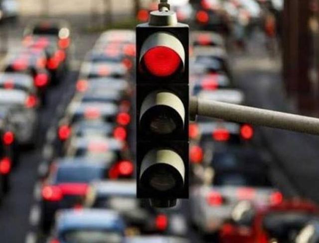 چرا پشت چراغ قرمز به اطراف نگاه می‌کنیم؟