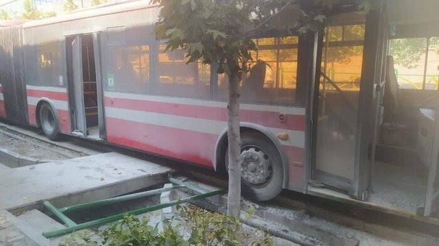 برخورد اتوبوس بدون مسافر با ۷ خودرو و موتور؛ روایت شرکت واحد از حادثه خیابان ولی‌عصر
