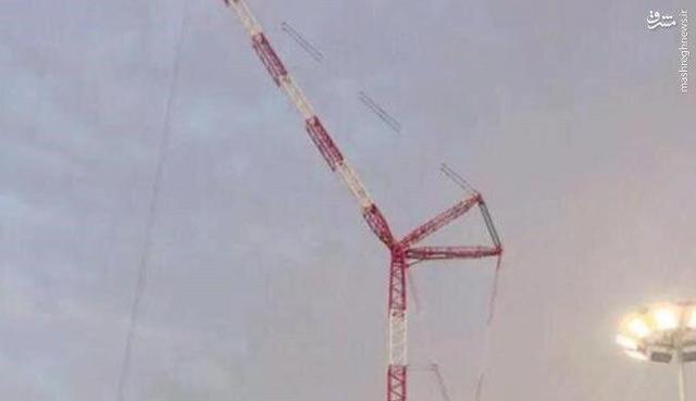 ببینید | لحظه سقوط جرثقیل غول‌پیکر بر اثر طوفان