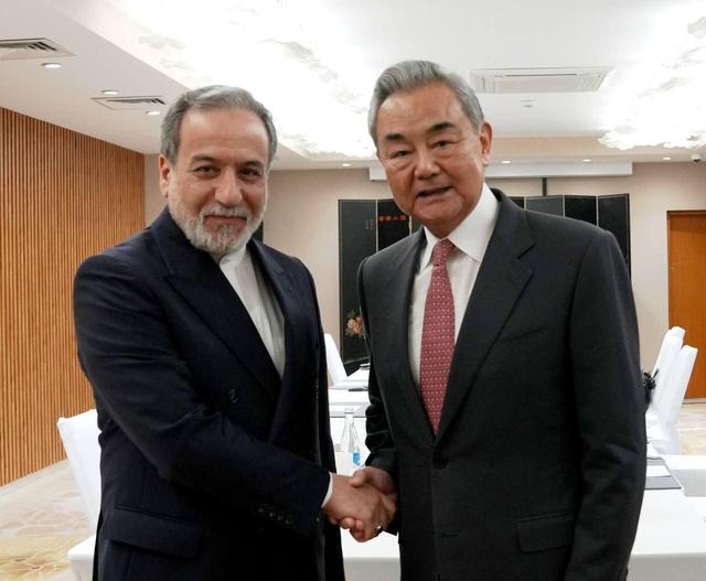 بیانیه وزیر خارجه چین پس از دیدار با عراقچی: از حاکمیت ایران حمایت می‌کنیم/ تفاهم‌نامه باید اجرا شود/ دوطرف مذاکره را ادامه دهند