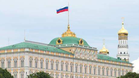 Putin meets State Duma lawmakers
