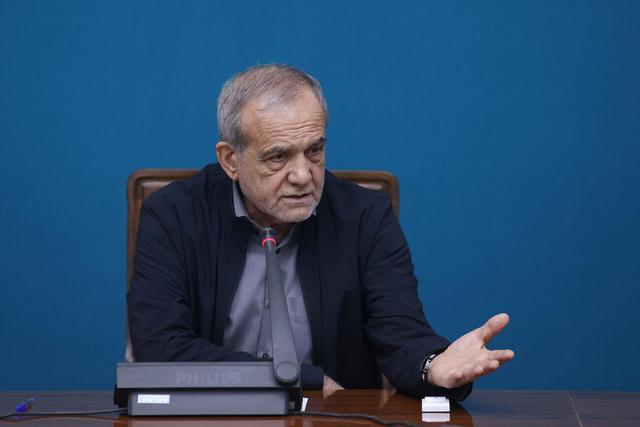رئیس‌جمهور: با دشمن می‌جنگیم تا زیر بار ظلم نرویم