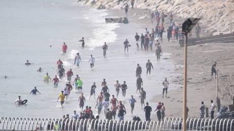 Thousands of migrants swarm Spanish border (VIDEOS)