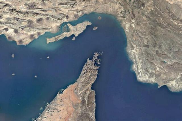 اذعان «مارین ترافیک» به تغییر الگوی تردد از تنگه هرمز
