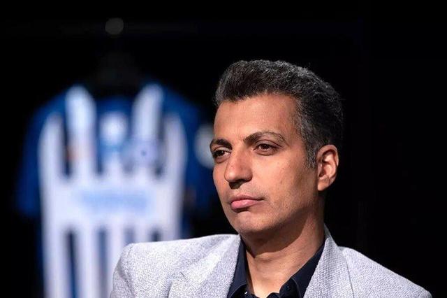 عادل فردوسیپور: هرگز دست مسئولی را نبوسیدهام