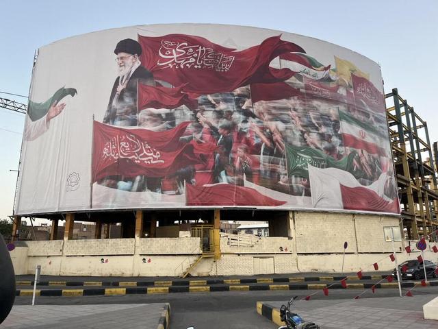 اکران طرح جدید دیوارنگاره بزرگ انقلاب قم با شعار «لبیک یا مهدی(عج)»