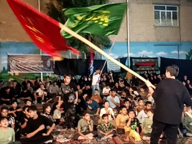 فیلم | مشق ارادت دانش‌آموزان کنگاوری به مکتب عاشورا در شام اربعین