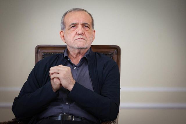 آقای پزشکیان!همانطور که شجاعانه تفاهمنامه را امضا کردید با حنگ طلبان داخلی که در ناز و نعمت زندگی می کنند و جلوی توافق با عمان ایستاده اندبرخورد کنید