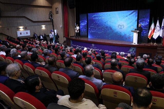 انتقاد پزشکیان از مدارس سمپاد؛ دانش‌آموزانی با فکر مهاجرت تربیت می‌کنند/ کنایه رییس‌ جمهور به جریان چپ در ابتدای انقلاب