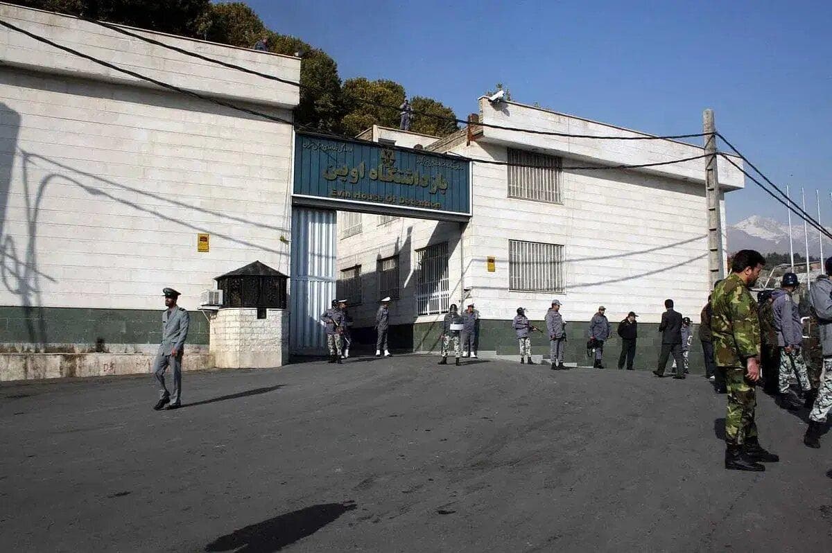 ببینید | فیلم لحظه ورود تعدادی از زندانیان امنیتی به سالن اندرزگاه شماره ۷ زندان اوین