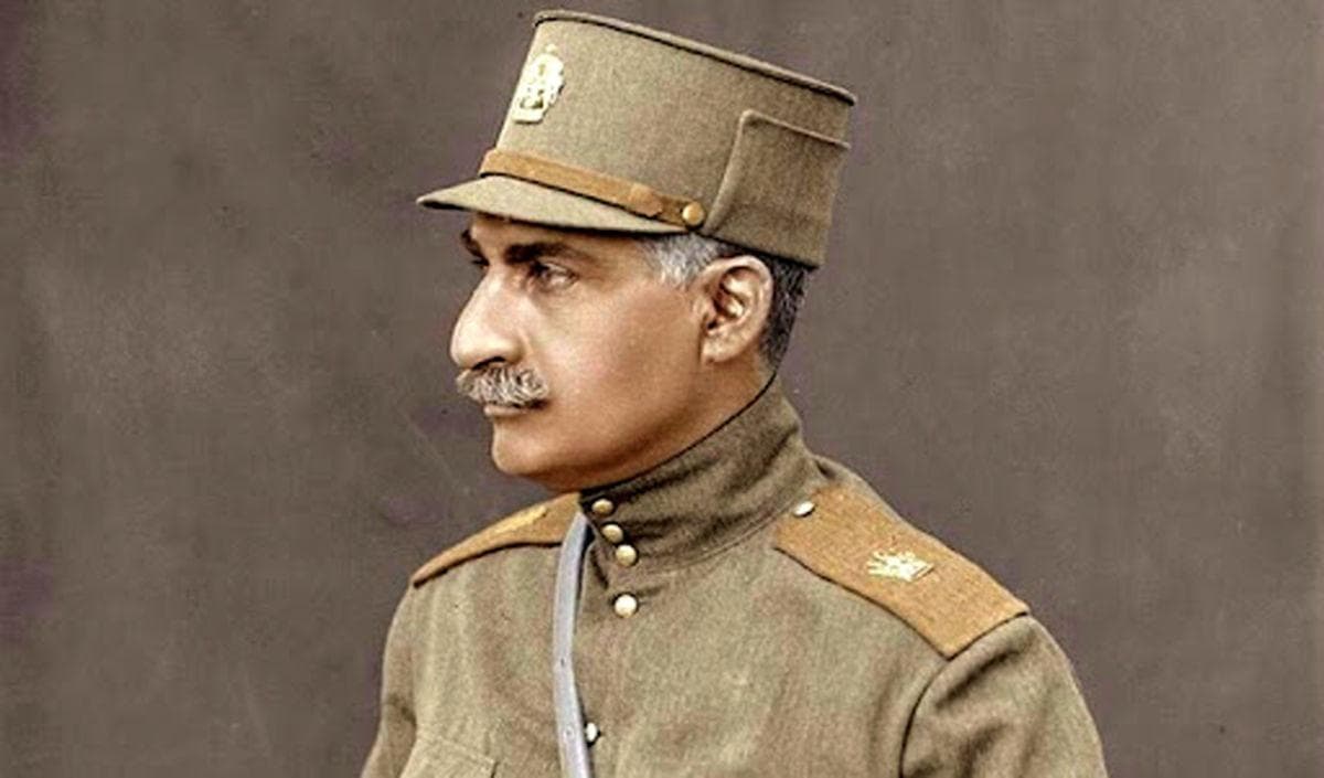 رضاخان در ایام تصدی وزارت جنگ سال 1300 خورشیدی (عکس)