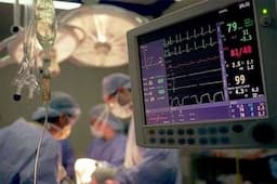گزارش یک روزنامه از قطعی برق و اختلال در خدمات درمانی : پزشکان و تکنیسین‌ها مجبورند با نور موبایل فرایند جراحی را ادامه دهند