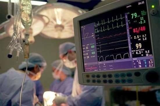 گزارش یک روزنامه از قطعی برق و اختلال در خدمات درمانی : پزشکان و تکنیسین‌ها مجبورند با نور موبایل فرایند جراحی را ادامه دهند