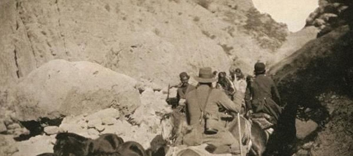 ترافیک در هنگام عبور و مرور در راههای کوهستانی ایران دوره قاجاریه (عکس)