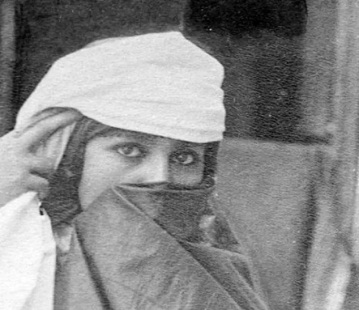 نگاه خاص زن جوان قاجاری از پشت روبند(عکس)