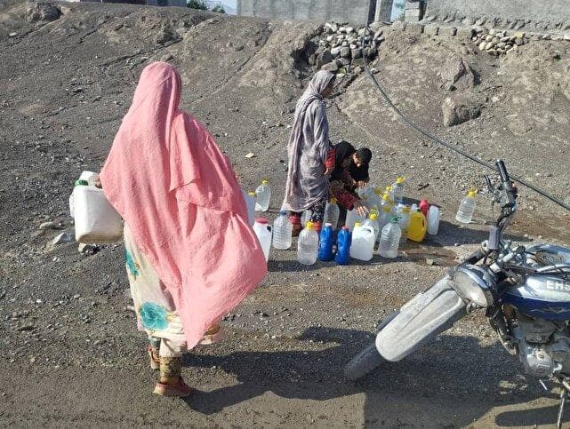 قطعی چند ساعته آب در بعضی مناطق سیستان و بلوچستان/ بعضی از روستاها لوله‌کشی ندارند و از چشمه آب می‌آورند