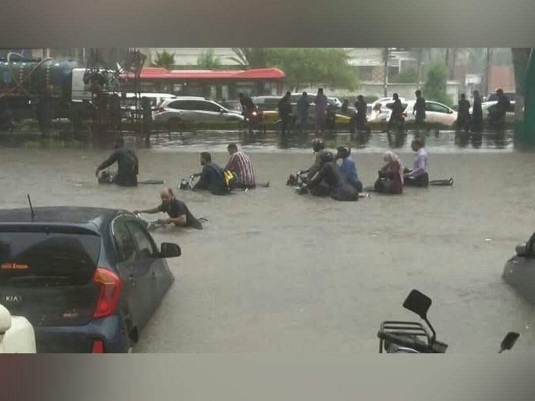 کراچی را سیل برد؛ باران جان ۱۰ نفر را گرفت