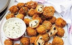 طرز تهیه قارچ سوخاری پنیری؛ ترد و کشدار به روش فست‌فودی‌ها (فیلم)