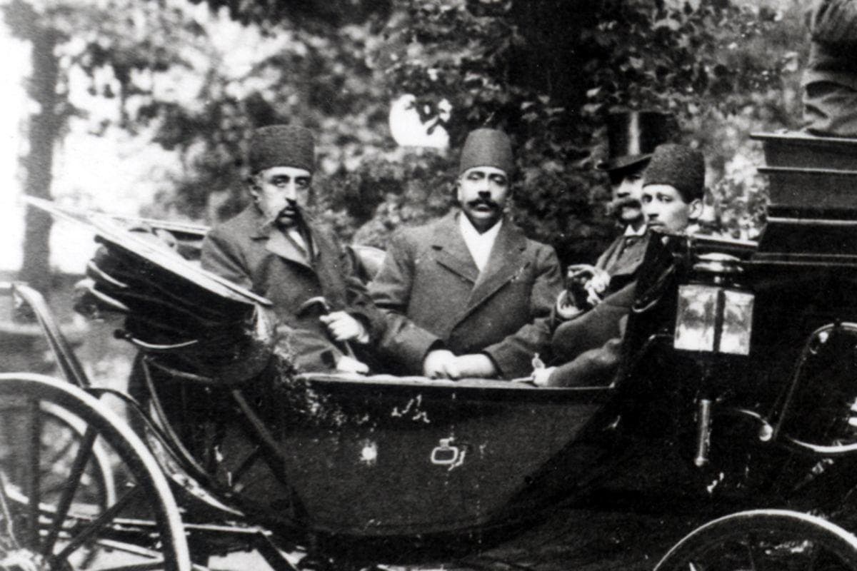 سفر به فرانسه با شاه؛ کالسکه‌سواری مظفرالدین شاه در پاریس (عکس)