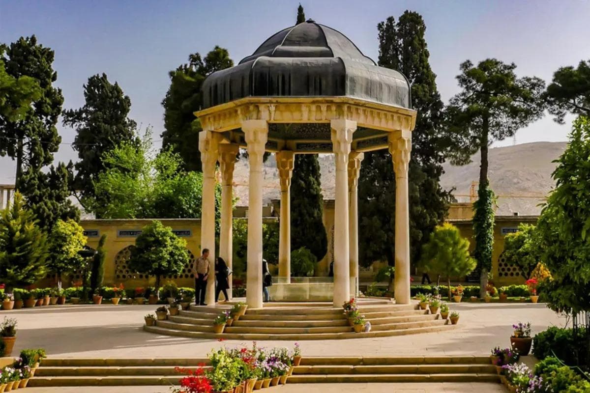 سفر به ایران قدیم؛ مقبره قدیمی حافظ را قبل از ساخت و ساز ببینید!(عکس)