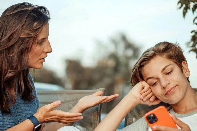 ۸ راهکار مؤثر برای کمک به نوجوانان در مدیریت استفاده از گوشی‌