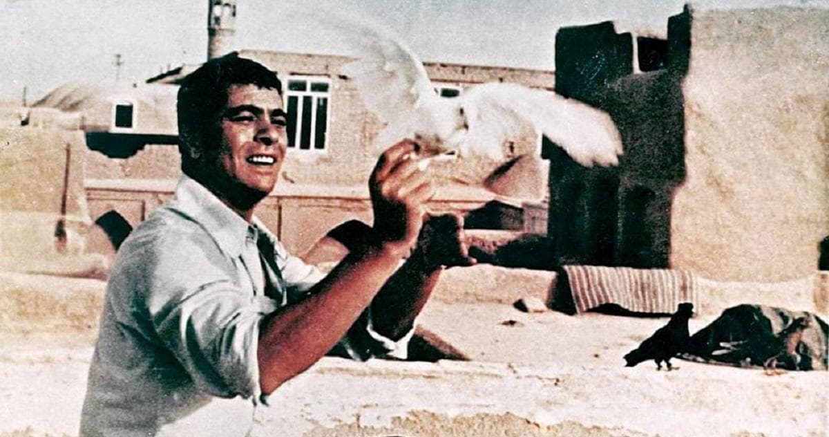 عکس از صف جلوی سینما روز اکران فیلم طوقی سال ۱۳۴۹