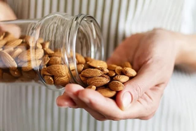 چرا کودکان باید با این آجیل روز خود را شروع کنند؟