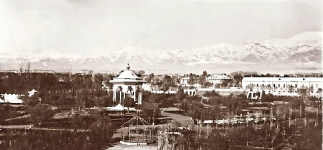 دو عکس از باغ ملی در تهران همان میدان مشق سابق را در سال ۱۳۰۷ خورشیدی