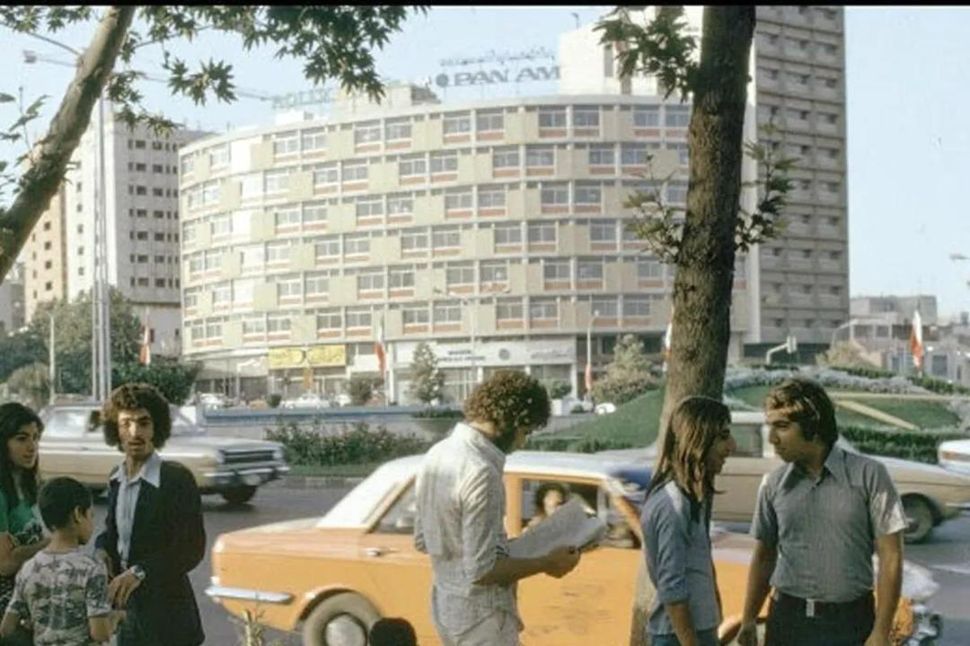 سفر به تهران قدیم؛ میدان ولیعصر و تیپ خاص مردم در دهه ۵۰!(عکس)