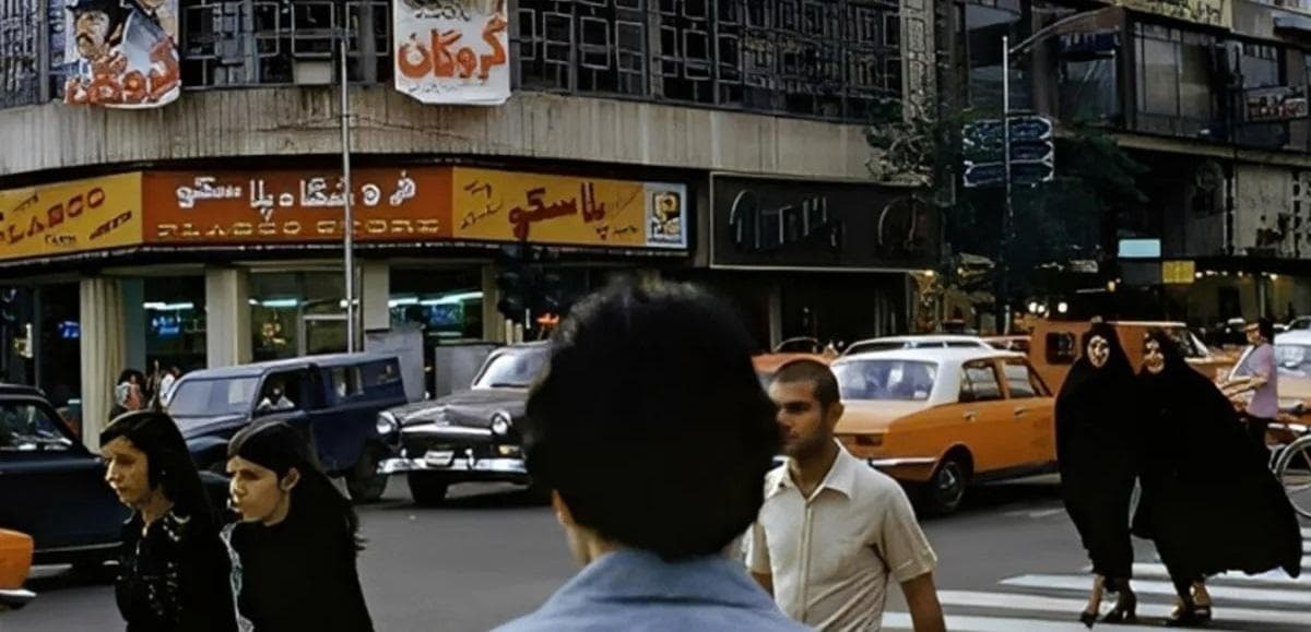 سفر به تهران قدیم؛ برنامه سینما و تیپ مردم دهه ۵۰ در خیابان ولیعصر! (عکس)