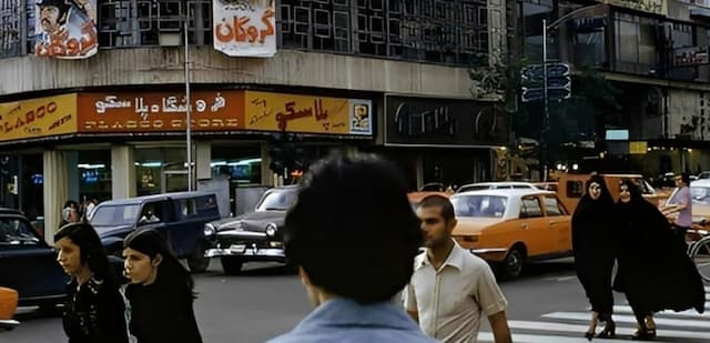 سفر به تهران قدیم؛ برنامه سینما و تیپ مردم دهه ۵۰ در خیابان ولیعصر! (عکس)