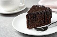 دستور پخت یک کیک خیس شکلاتی ساده و خوشمزه (فیلم)