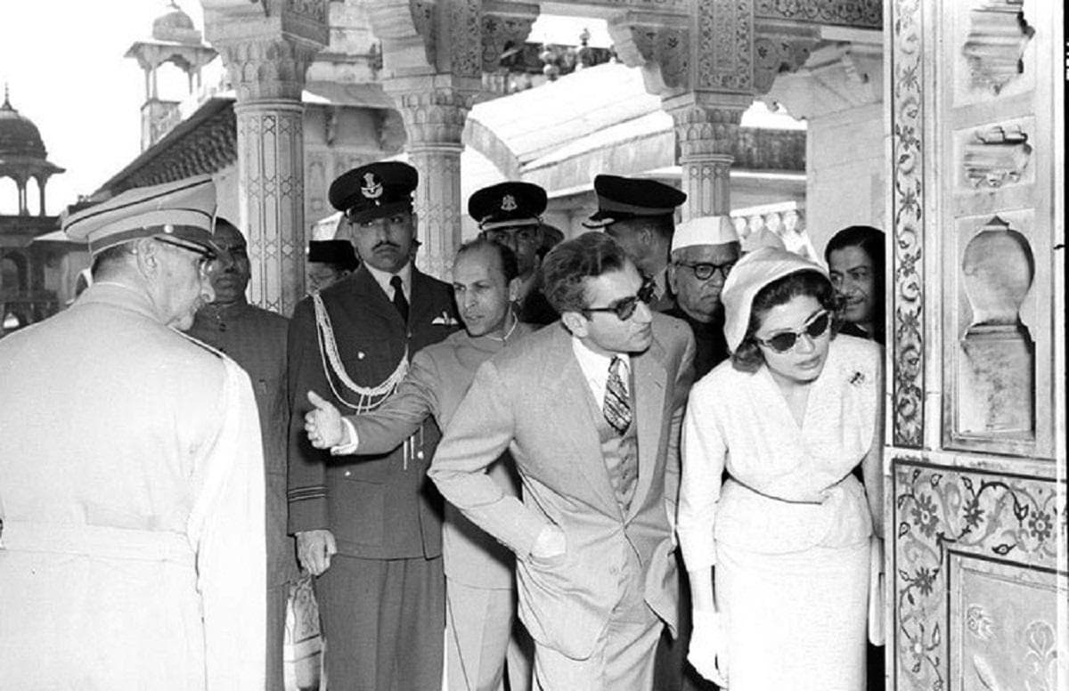 ثریا اسفندیاری بختیاری در کنار محمدرضا پهلوی در سفر به هند(عکس)