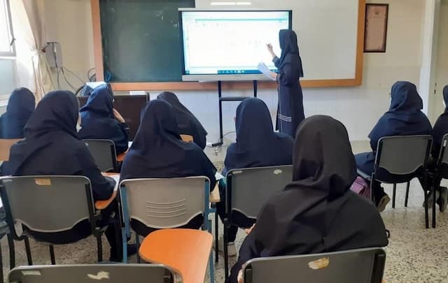 نمی‌خواهیم شبیه دوران ناصرالدین شاه لباس بپوشیم
