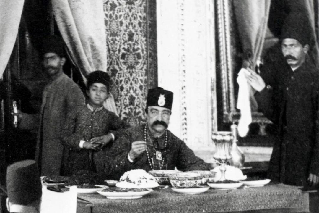 ناهار ناصرالدین‌شاه در صاحبقرانیه؛ تصویری کمیاب از دربار قاجار
