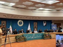 حضور خانواده شهدای رسانه جنگ تحمیلی ۱۲روزه در مراسم روز خبرنگار در وزارت کشور
