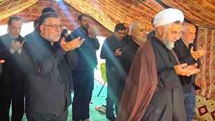 حضور دکتر محمد مخبر، مشاور رهبر انقلاب در نجف اشرف، و شرکت در راهپیمایی اربعین حسینی (ع) به سمت کربلا