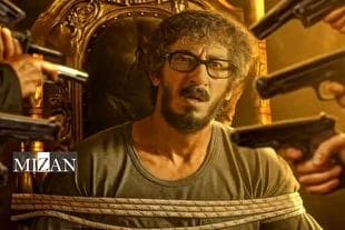 مرد عینکی از پیر پسر و زن و بچه پیشی گرفت